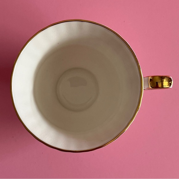 Royal Windsor Vintage Teacup and Saucer.
Pattern: “Prairie Lily” - Picture 7 of 7